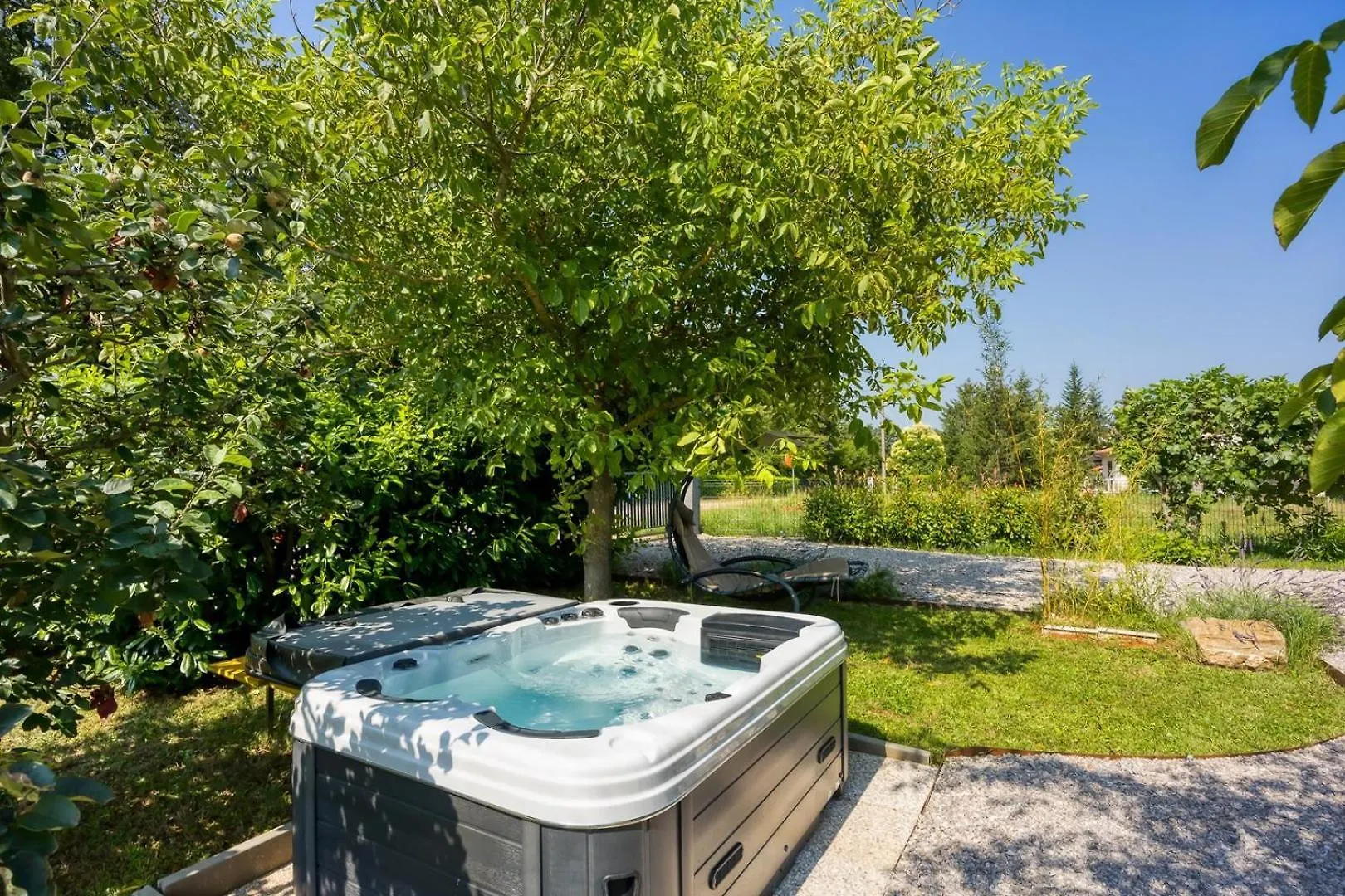 Hébergement de vacances Lovely Cottage With Jacuzzi Veligolji
